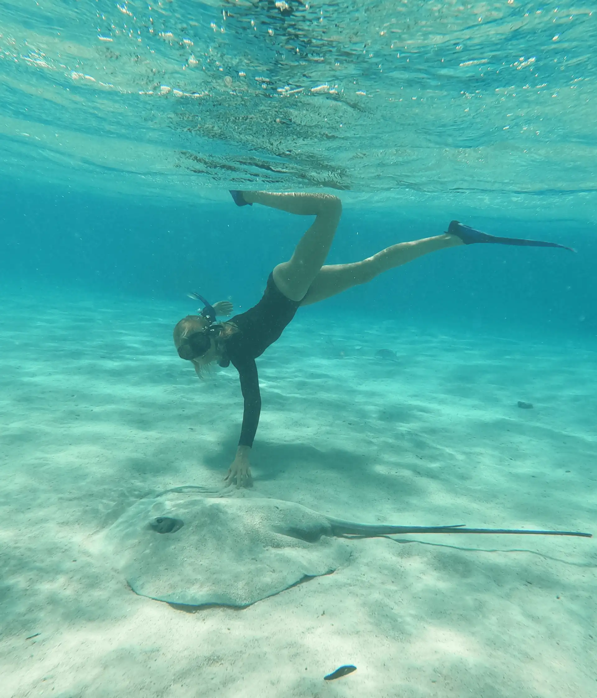 Voyage en Polynésie française – Une famille explore les fonds marins de Moorea en snorkeling.