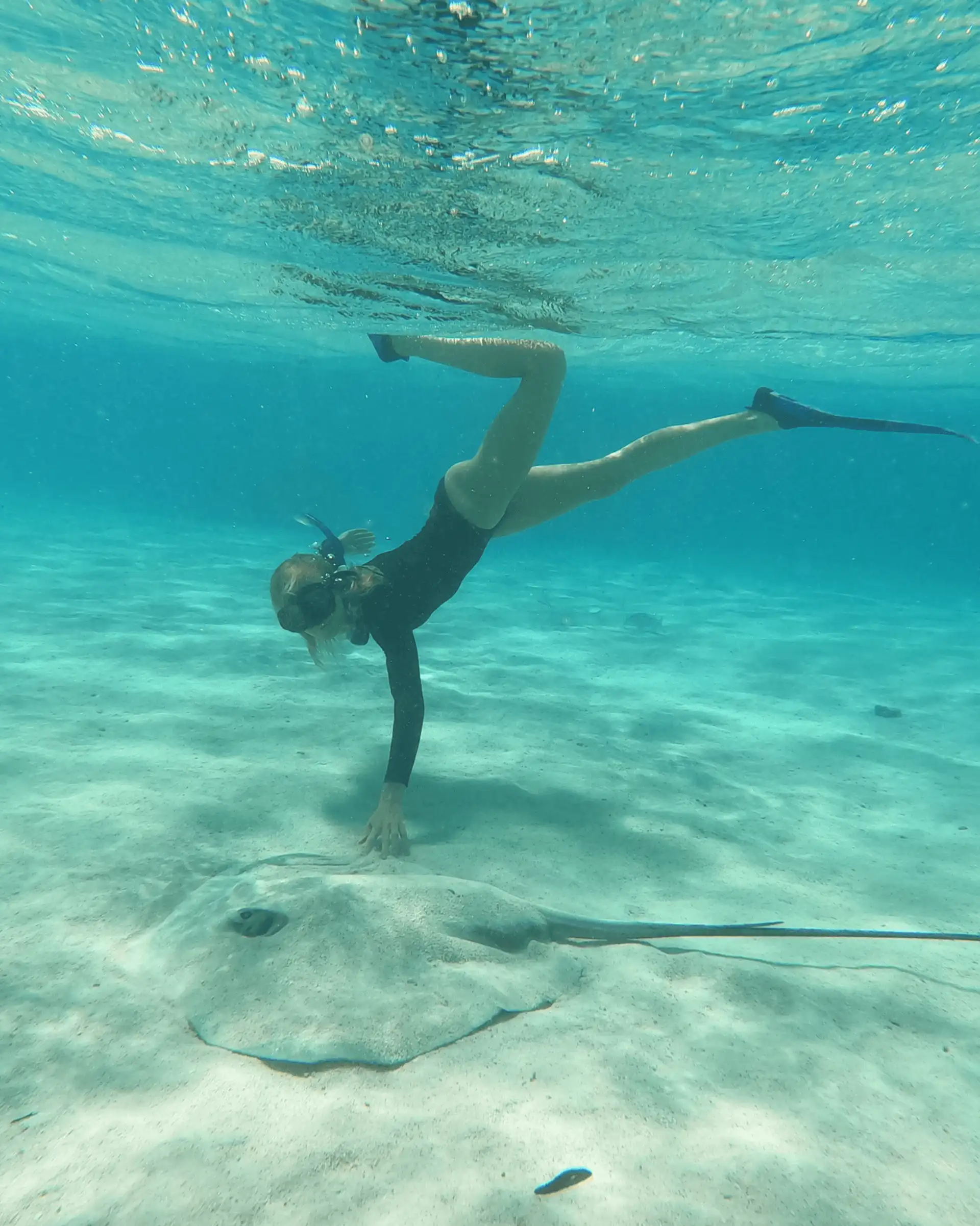 Voyage en Polynésie française – Une famille explore les fonds marins de Moorea en snorkeling.