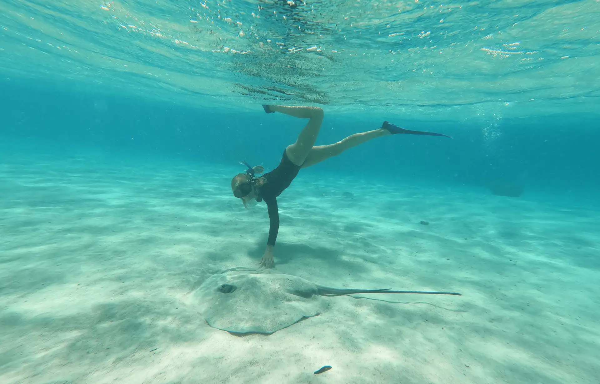 Voyage en Polynésie française – Une famille explore les fonds marins de Moorea en snorkeling.