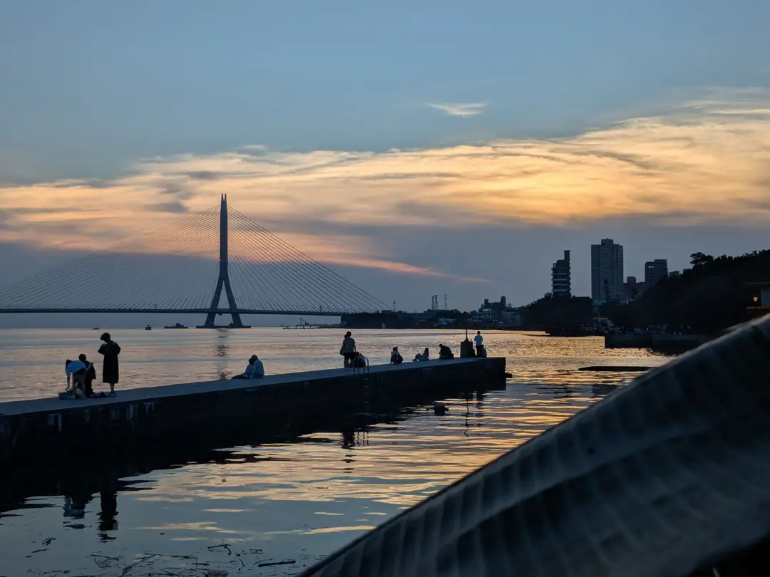 Magnifique coucher de soleil depuis l'ancien port de Tamsui à Taïwan