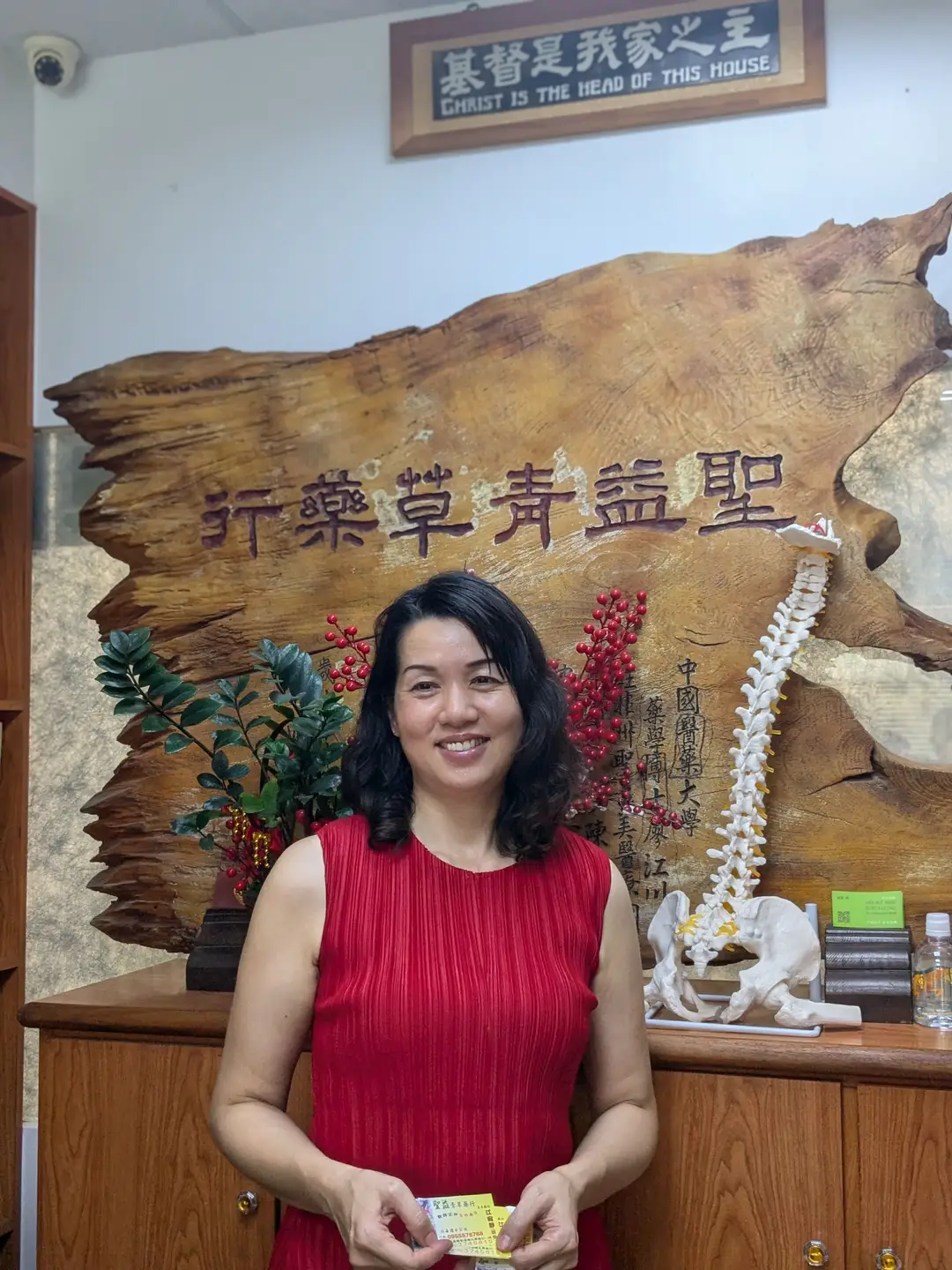 Femme Taïwanaise dans sa boutique Sheng Yi Qingcao Tea à Chiayi