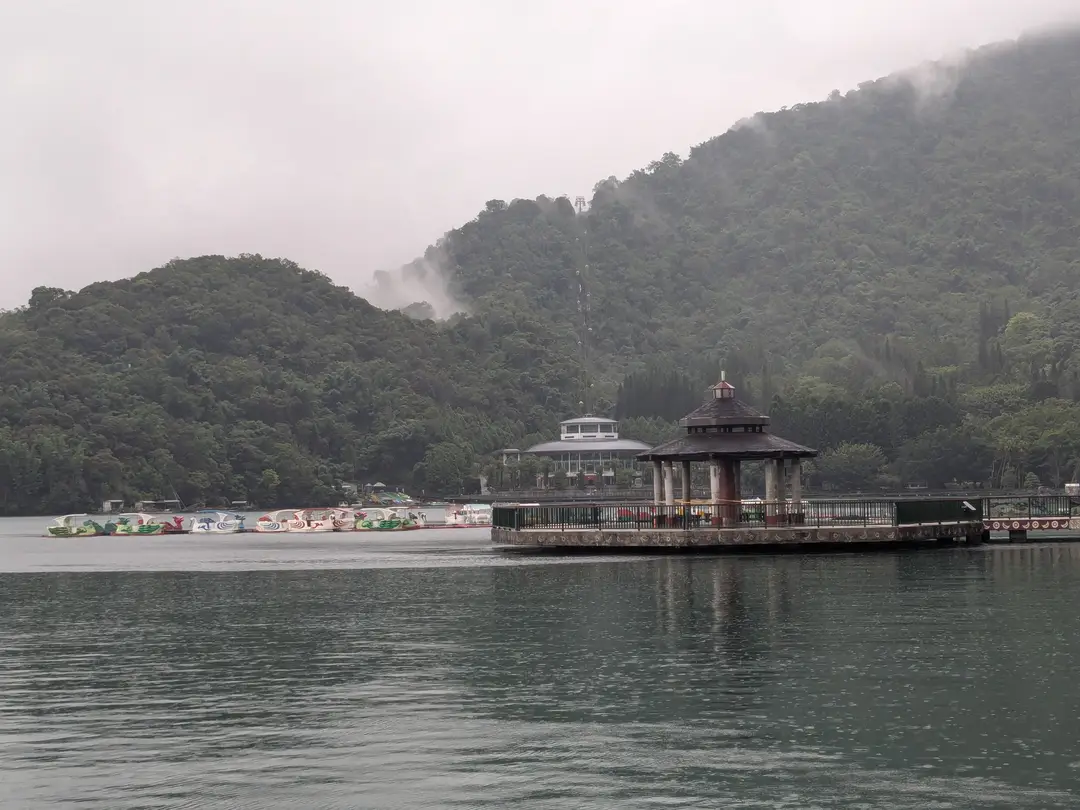 Du brouillard au lac Sun Moon de Taïwan