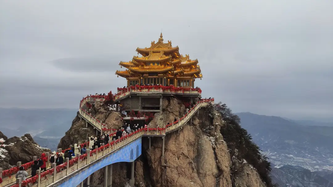 Temple d'or au sommet du Mont Tai avec des vues pittoresques et des foules marchant en montée..jpg