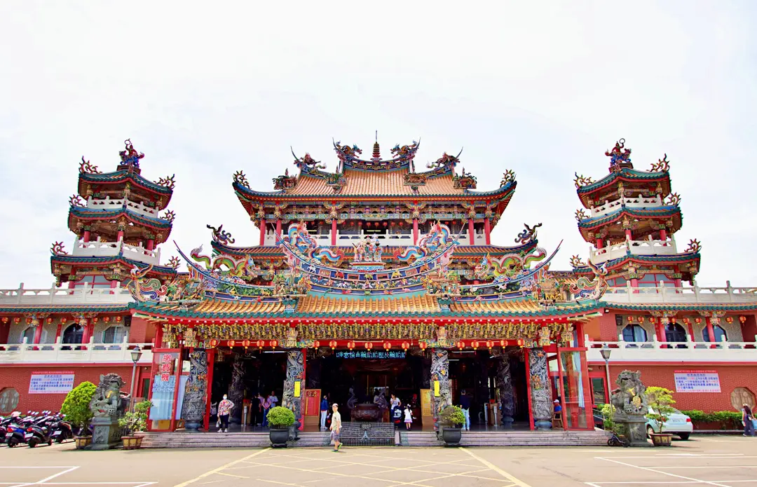 Temple taïwanais historique à Tainan, mettant en valeur l'architecture traditionnelle..jpg