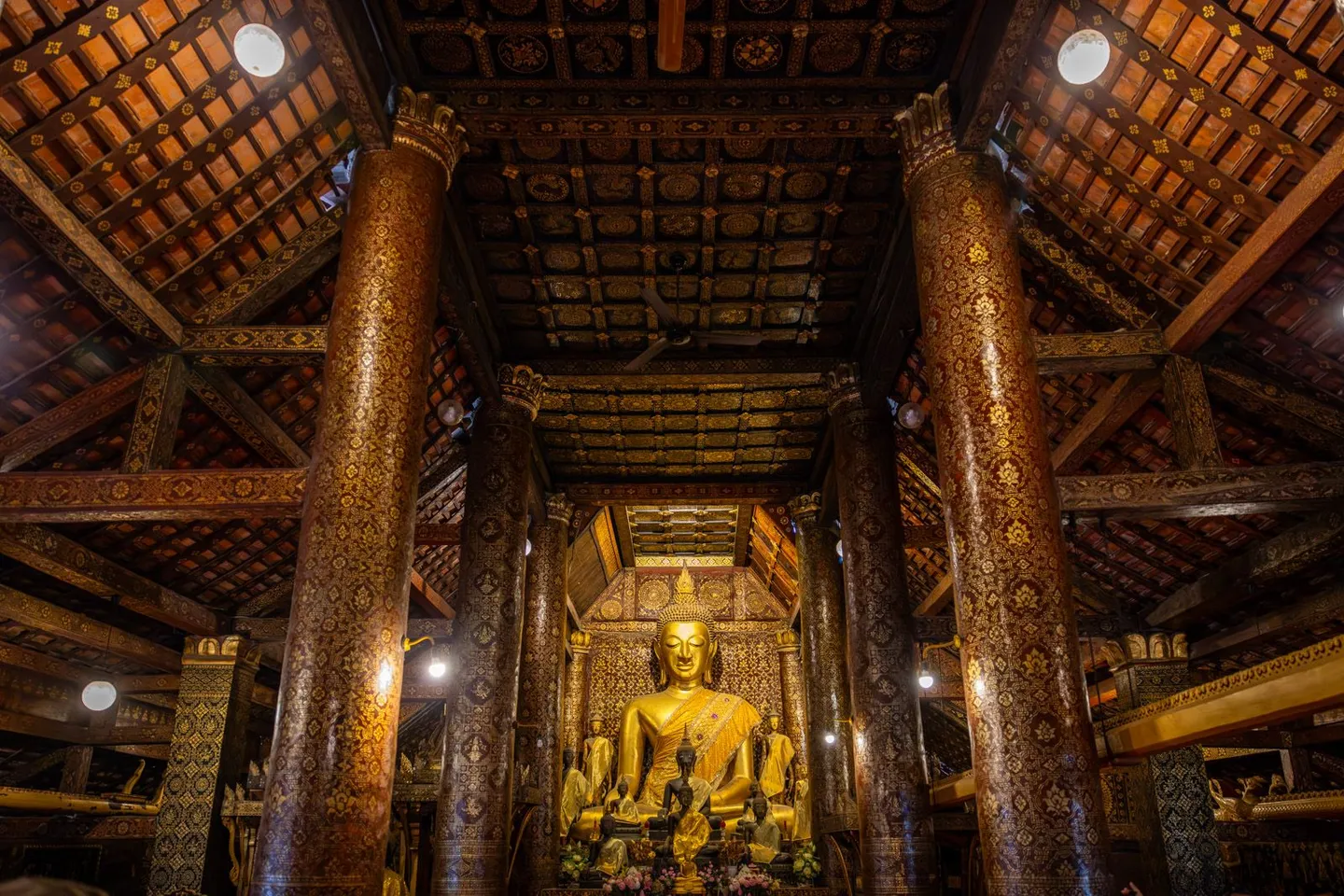 Voyage au Laos — L'intérieur du Wat Xieng Thong, temple emblématique de Luang Prabang au Laos