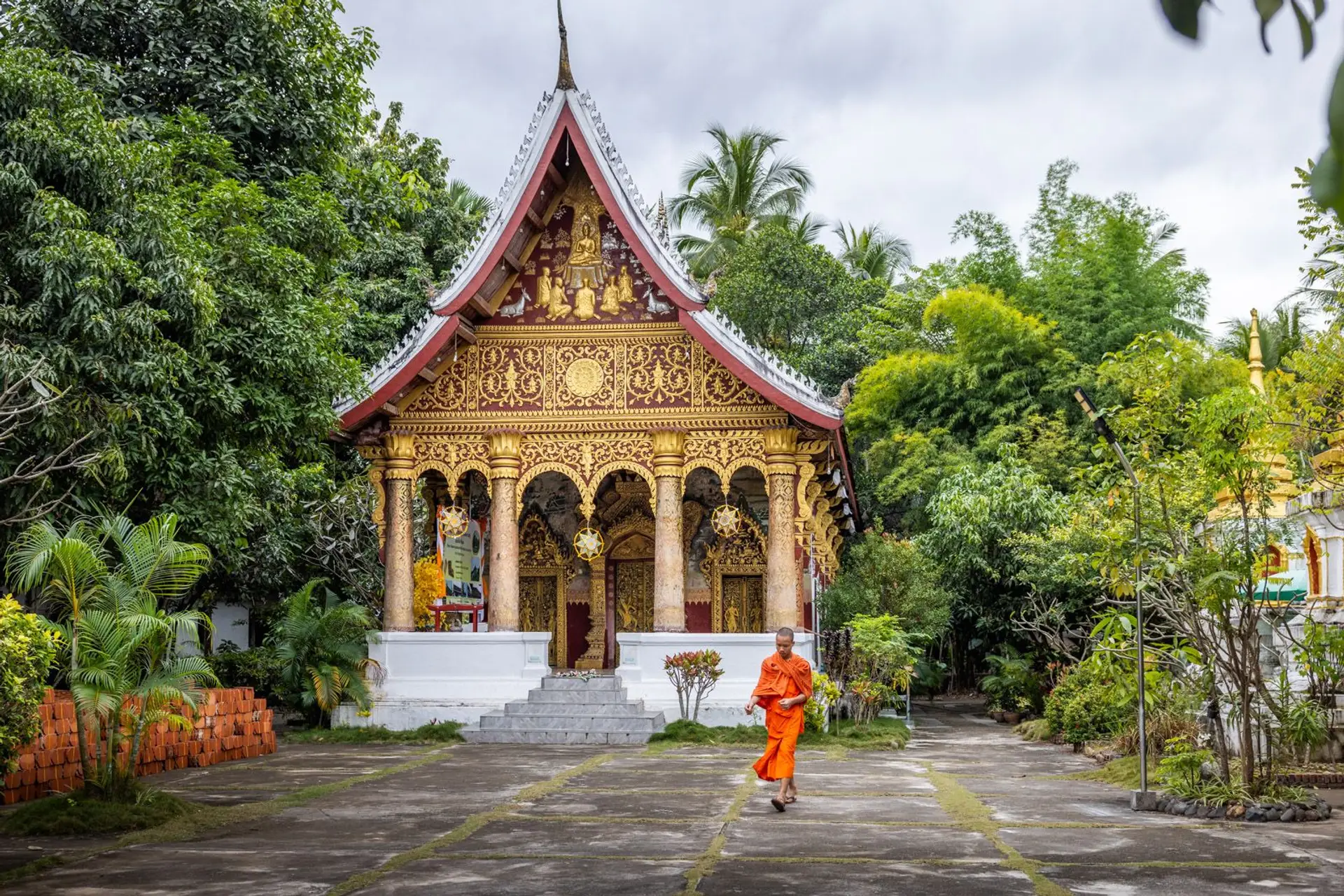 Voyage au Laos — atmosphère contemplative et tranquille du Wat Pa Phai, refuge spirituel en centre-ville