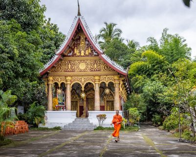Voyage au Laos — atmosphère contemplative et tranquille du Wat Pa Phai, refuge spirituel en centre-ville