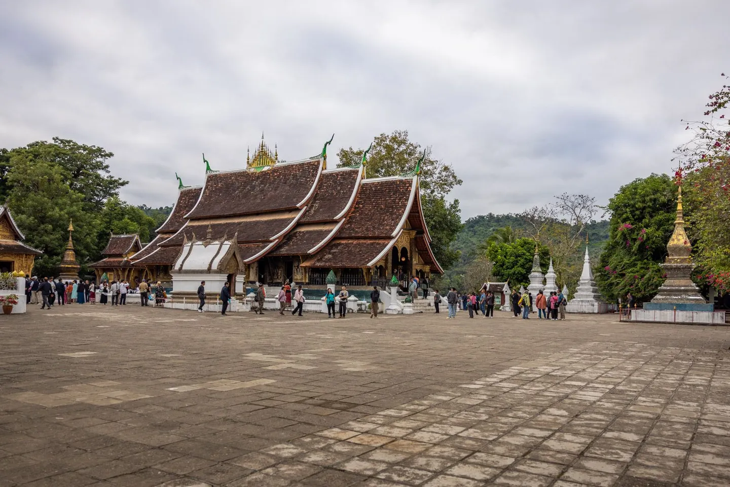 Voyage au Laos — Wat Xieng Thong, temple emblématique de Luang Prabang avec ses toits en cascade