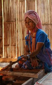 Voyage en Asie — Femme thaïlandaise pratiquant un artisanat traditionnel dans un village local en Thaïlande
