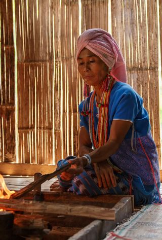Voyage en Asie — Femme thaïlandaise pratiquant un artisanat traditionnel dans un village local en Thaïlande