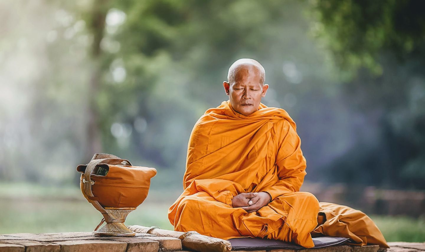 Voyage en Asie : séance de yoga au lever du jour dans un jardin tropical, cadre paisible et ressourçant.