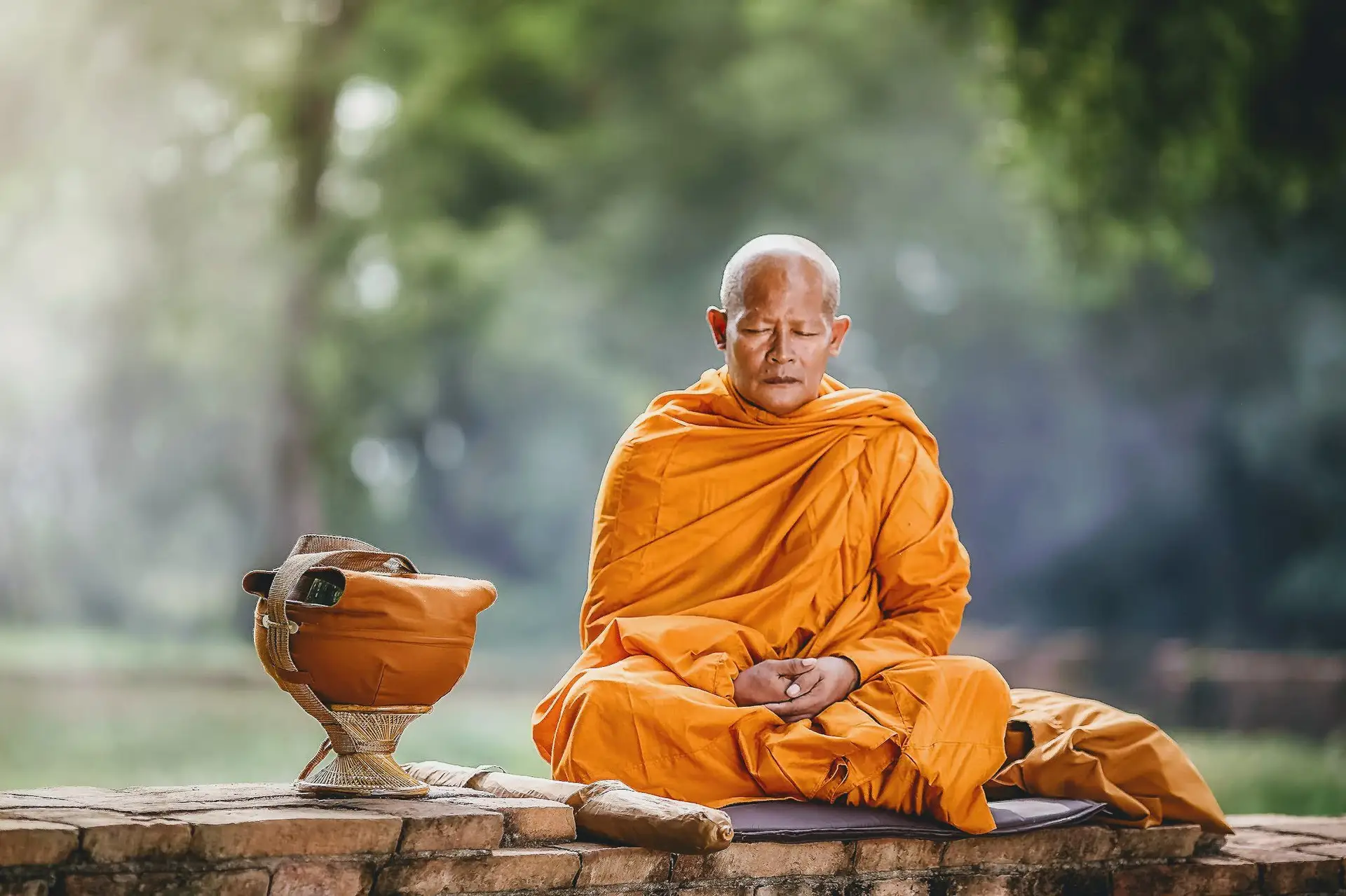 Voyage en Asie : séance de yoga au lever du jour dans un jardin tropical, cadre paisible et ressourçant.