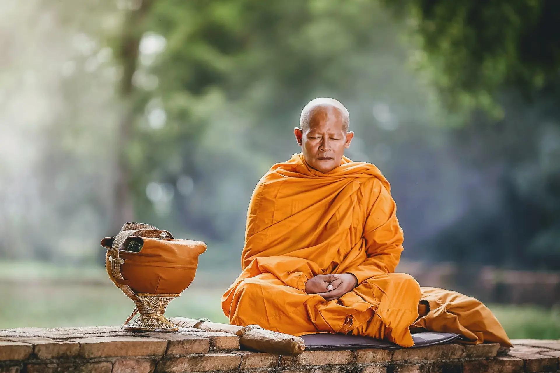 Voyage en Asie : séance de yoga au lever du jour dans un jardin tropical, cadre paisible et ressourçant.