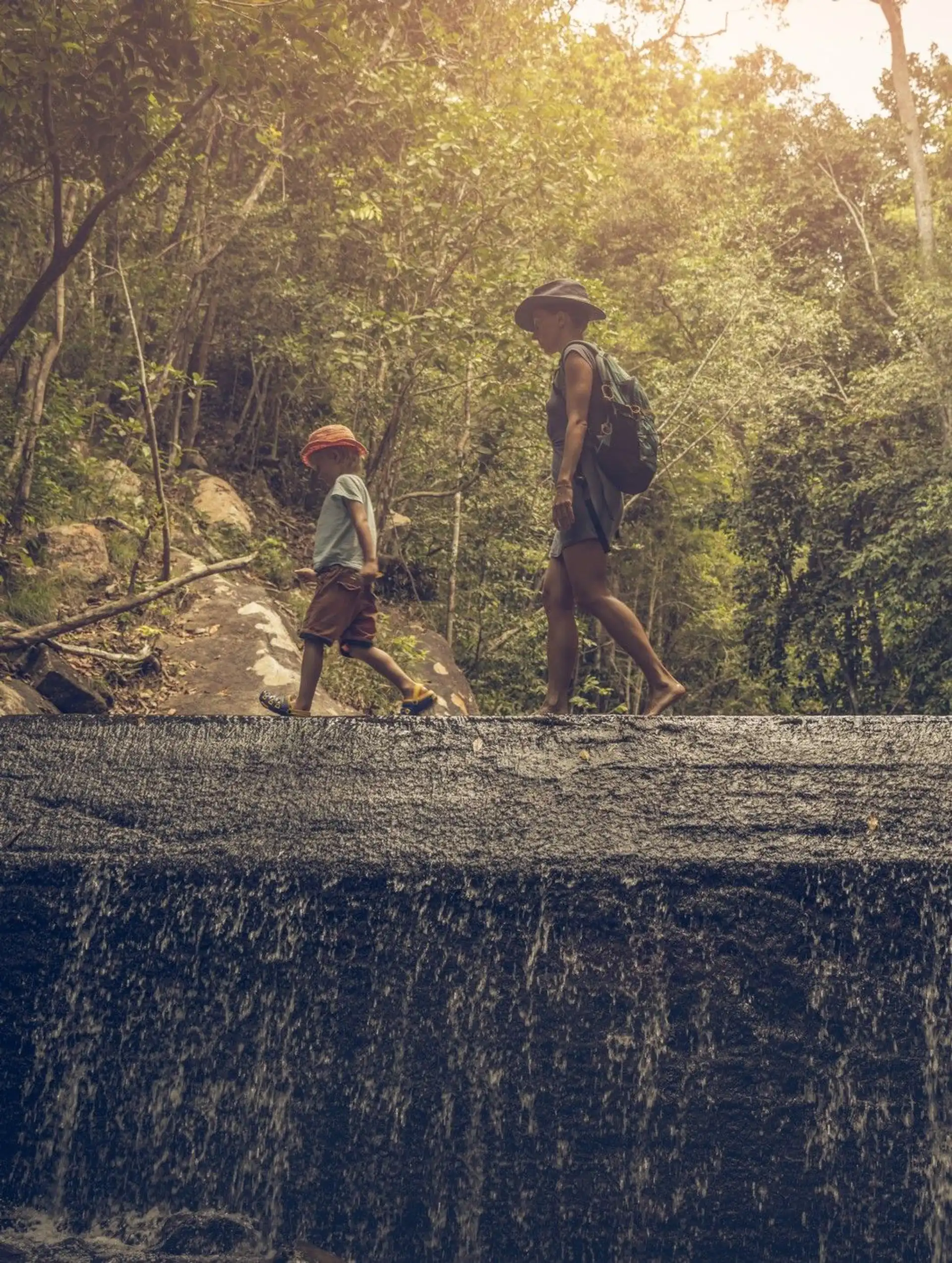Famille se baladant une jungle thaïlandaise