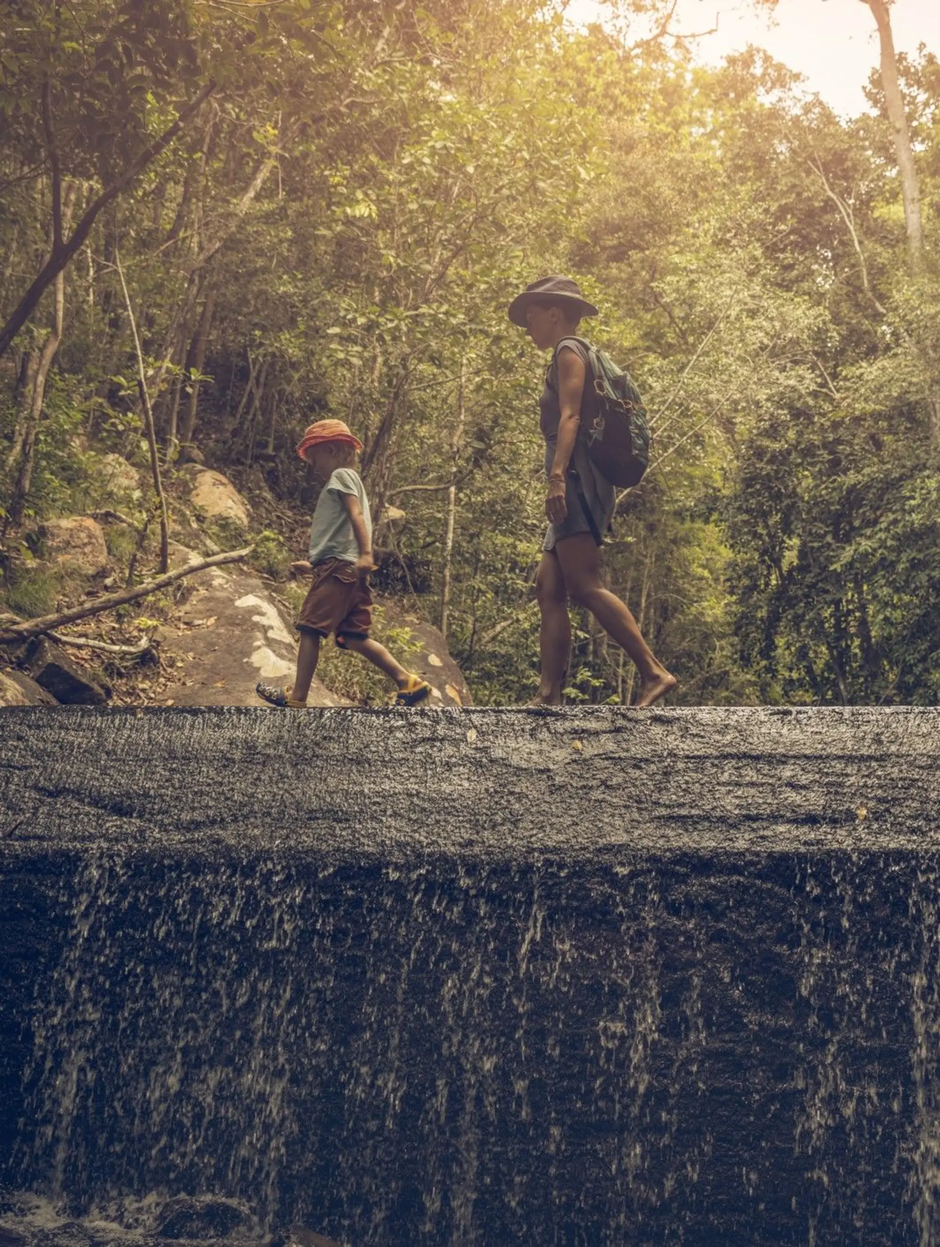 Famille se baladant une jungle thaïlandaise