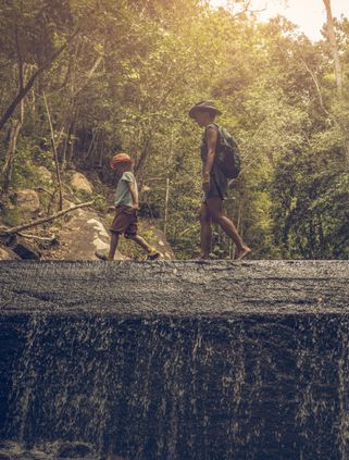 Famille se baladant une jungle thaïlandaise