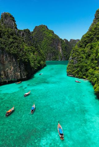 Voyage en Asie — Mer turquoise et formations karstiques de Krabi lors d’un voyage en Thaïlande avec une agence locale