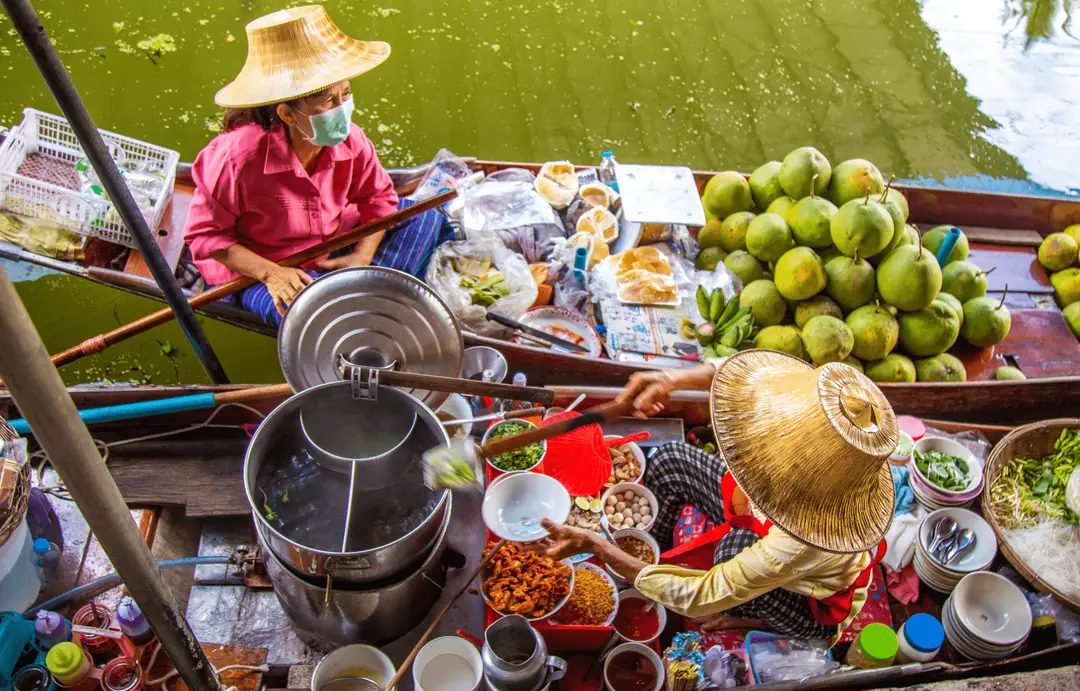 Thaïlande -  Canva - Local market people - Lamphang (2).png