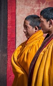 Voyage au Tibet - Moines tibétaines en tenue traditionnelle