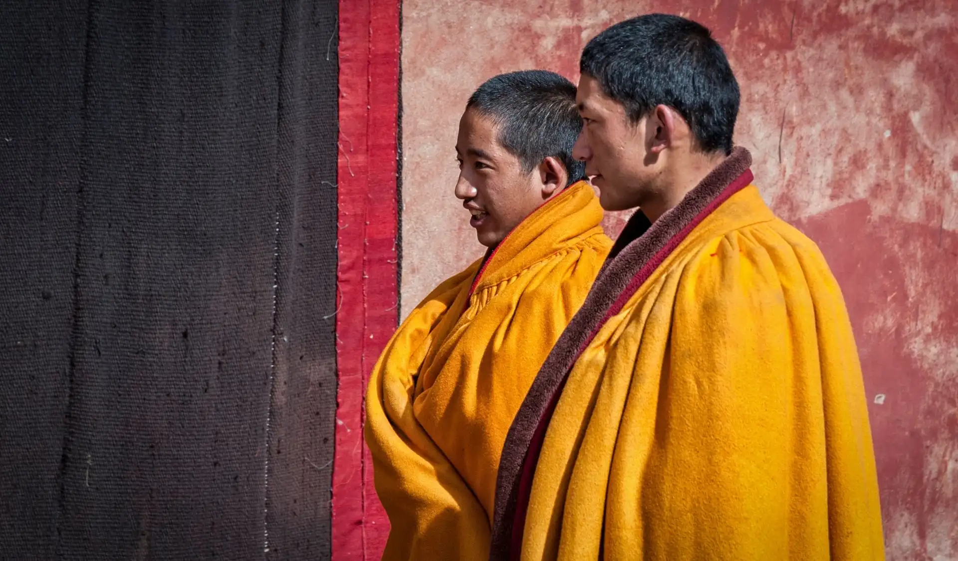 Voyage au Tibet - Moines tibétaines en tenue traditionnelle