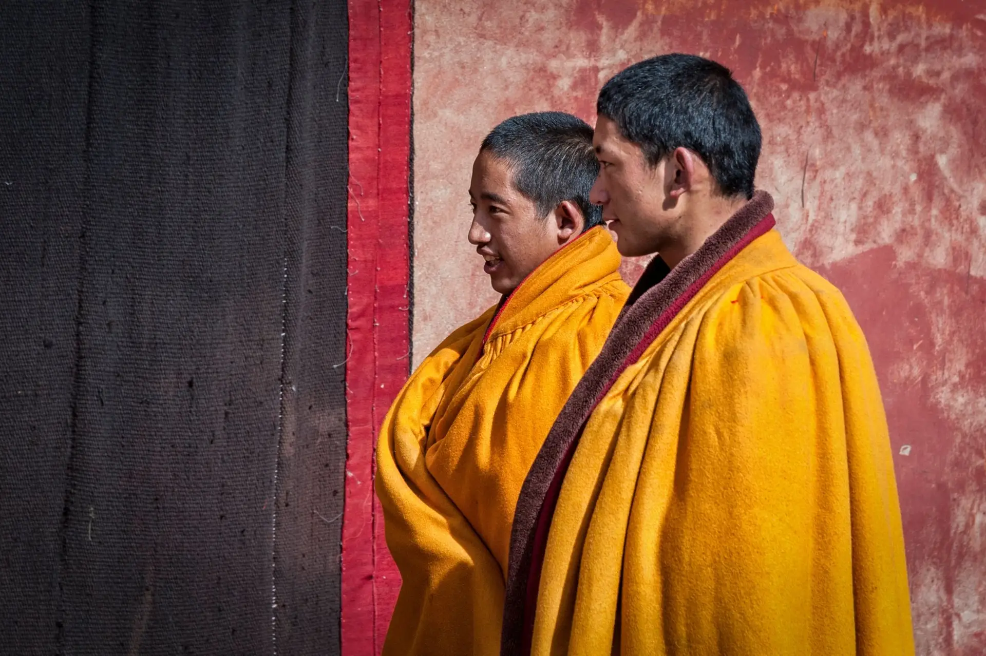 Voyage au Tibet - Moines tibétaines en tenue traditionnelle