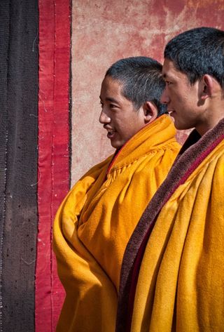 Voyage au Tibet - Moines tibétaines en tenue traditionnelle