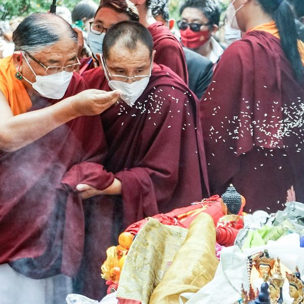 Moine tibétain à l'école Sakya, lieu spirituel important du Tibet