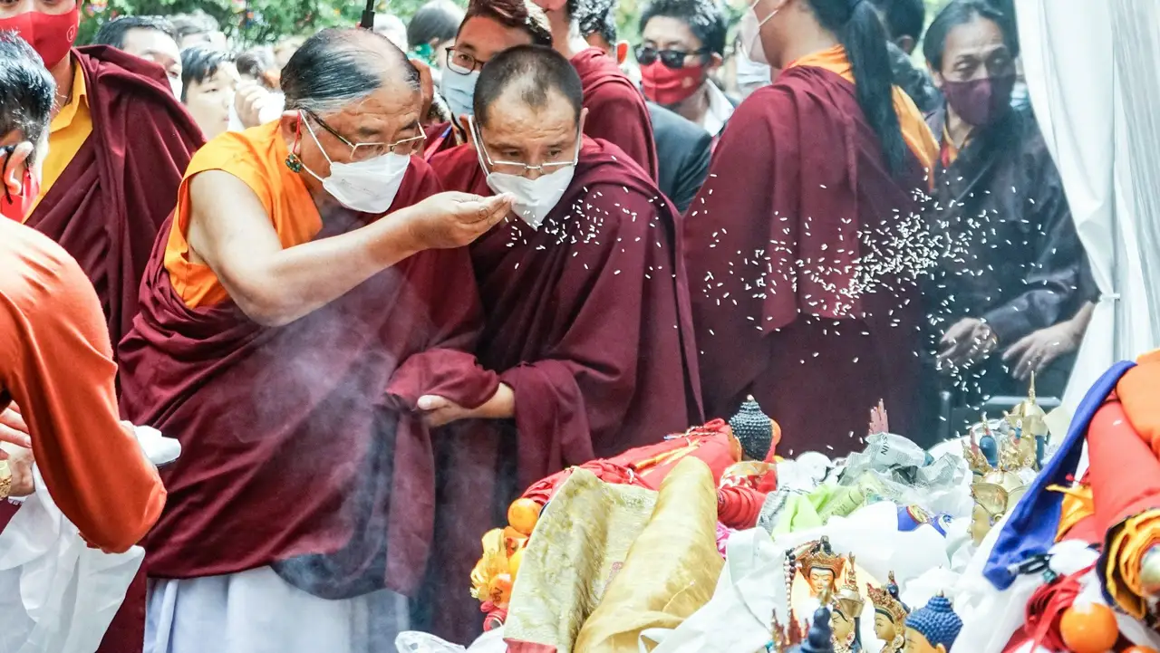Moine tibétain à l'école Sakya, lieu spirituel important du Tibet