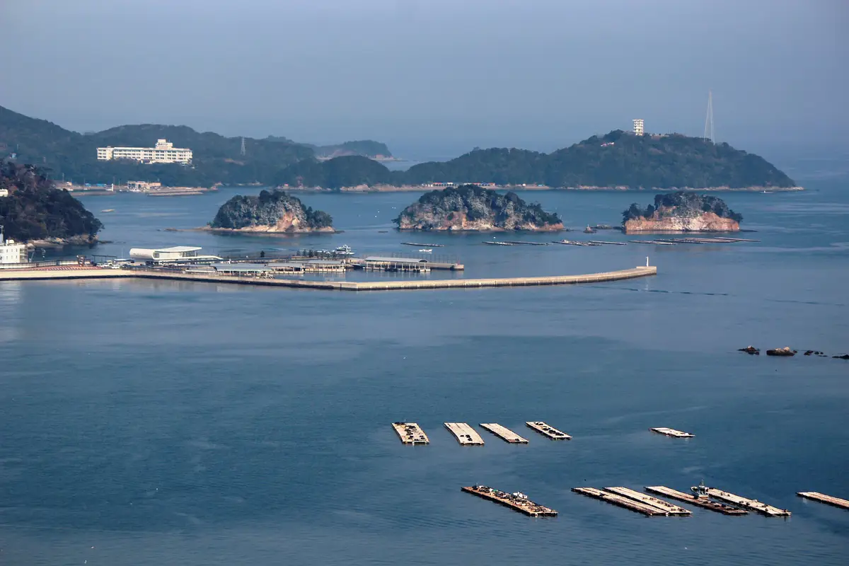 Panorama sur la baie de Toba dans la péninsule d'Ise-Shima, avec ses fermes perlières et ses îlots boisés, une étape de charme et de sérénité maritime proposée par Shanti Travel.