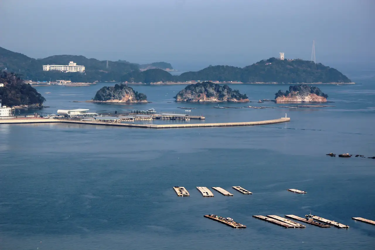 Panorama sur la baie de Toba dans la péninsule d'Ise-Shima, avec ses fermes perlières et ses îlots boisés, une étape de charme et de sérénité maritime proposée par Shanti Travel.