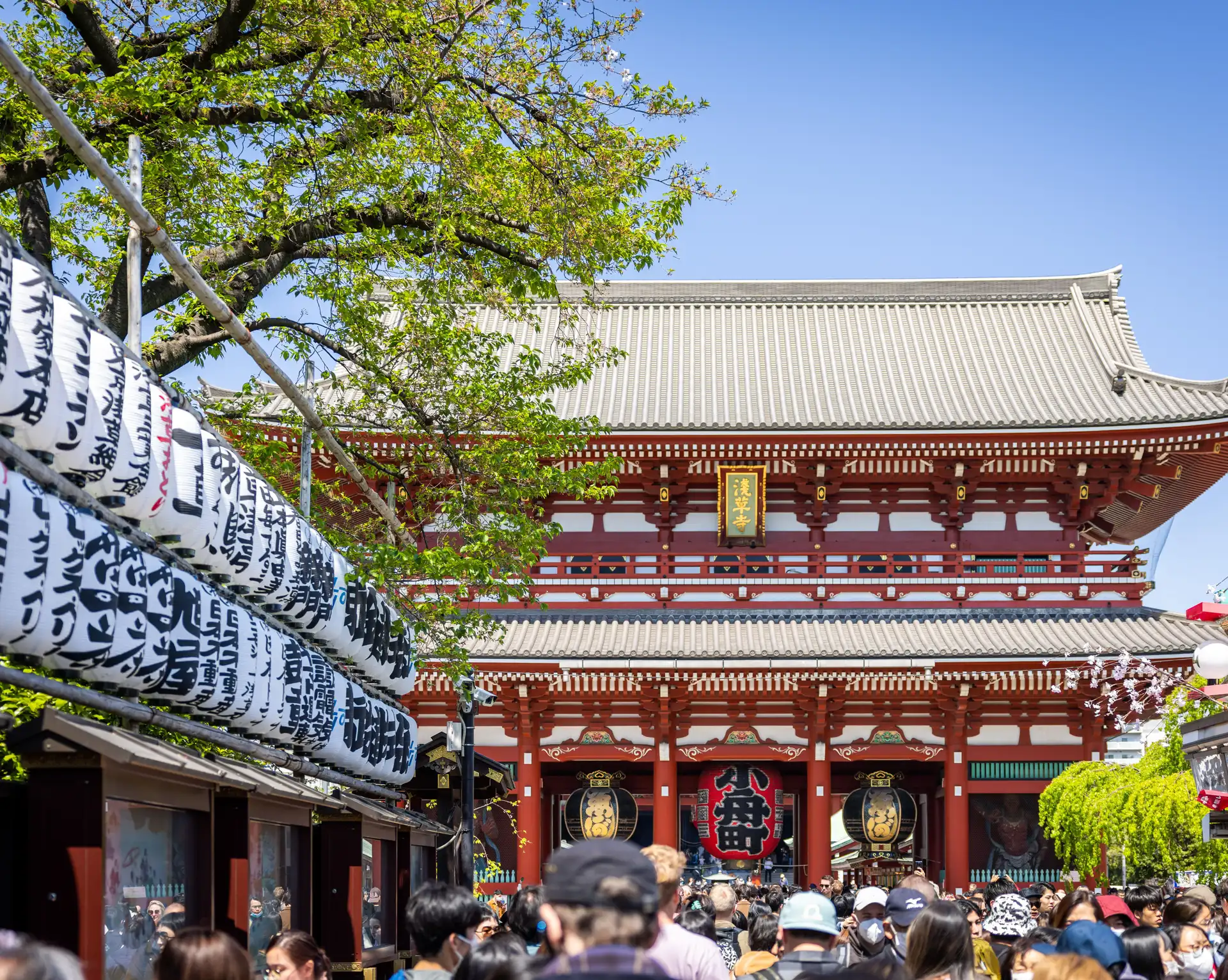 Voyage en Asie – Les structures traditionnelles en bois rouge du temple Senso-ji dans le quartier d'Asakusa à Tokyo au Japon.