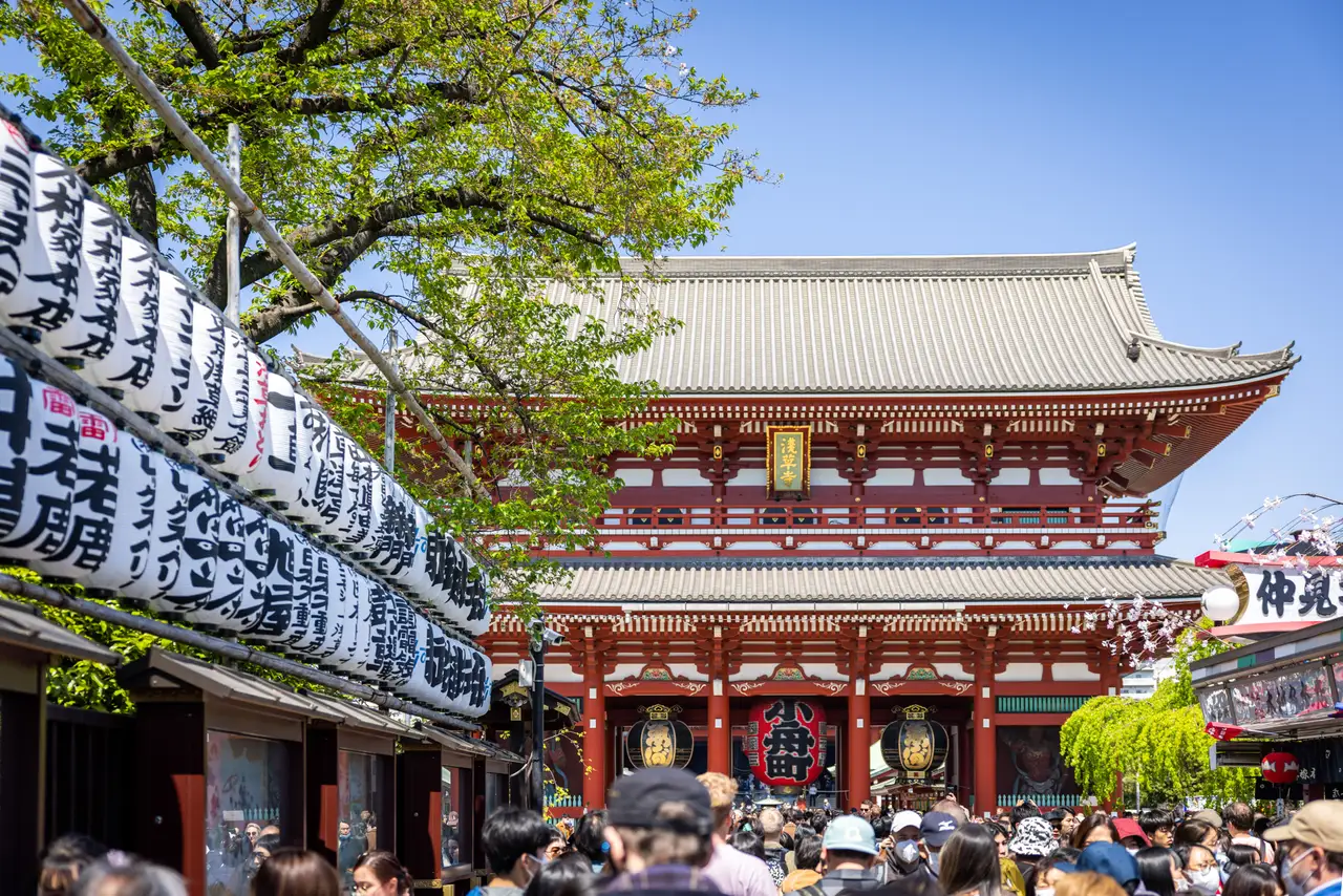 Voyage en Asie – Les structures traditionnelles en bois rouge du temple Senso-ji dans le quartier d'Asakusa à Tokyo au Japon.