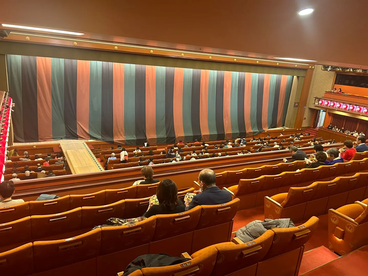 Voyage au Japon - Vue sur la scène de théâtre du kabuki-za