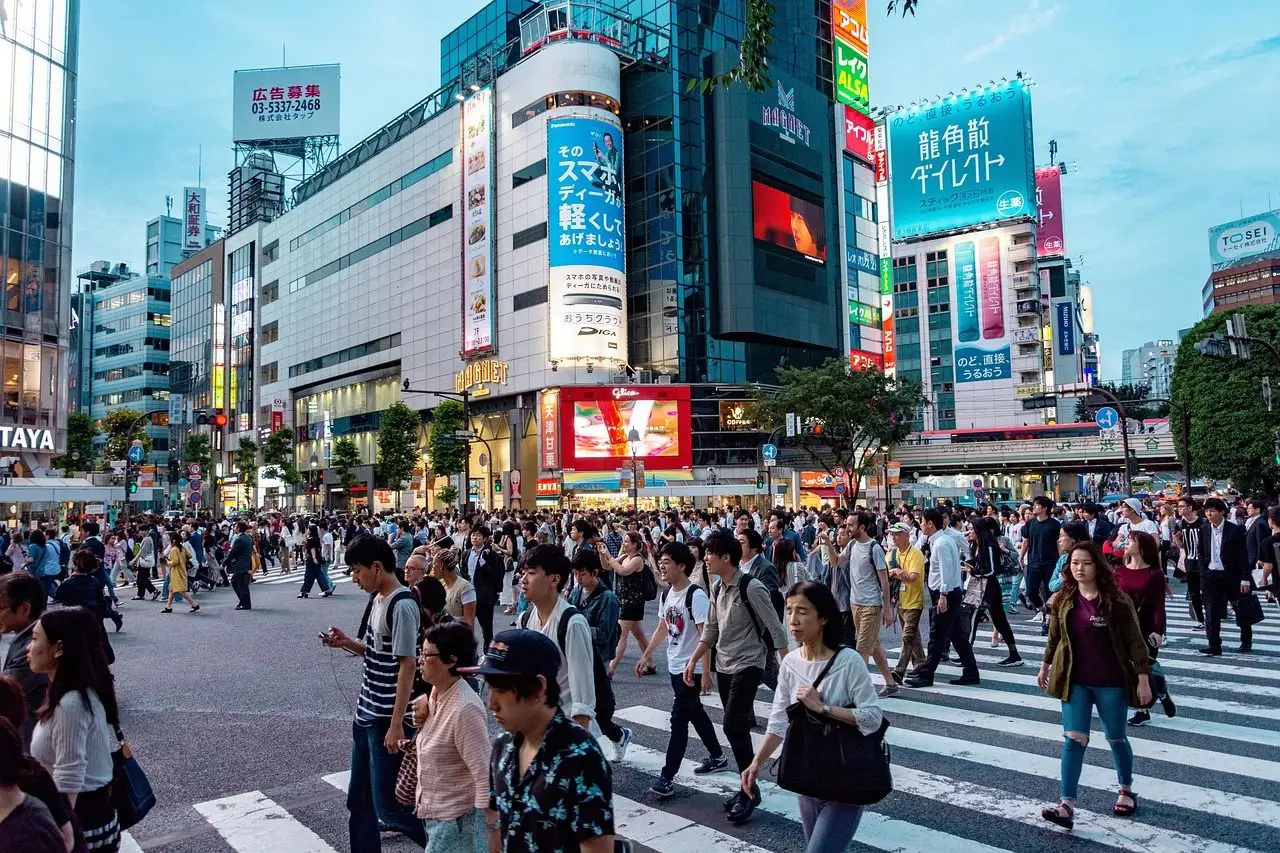 Que faire à Tokyo en 3 jours – Le célèbre carrefour piéton de Shibuya Crossing avec sa foule et ses grands écrans lumineux.