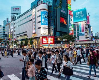 Voyage en Asie – Les quartiers animés de Shibuya et Shinjuku à Tokyo, une première immersion urbaine avec l'assistance de notre agence locale.