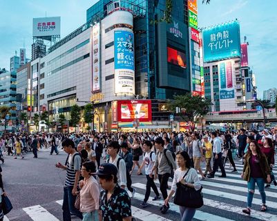 Voyage en Asie – Les quartiers animés de Shibuya et Shinjuku à Tokyo, une première immersion urbaine avec l'assistance de notre agence locale.