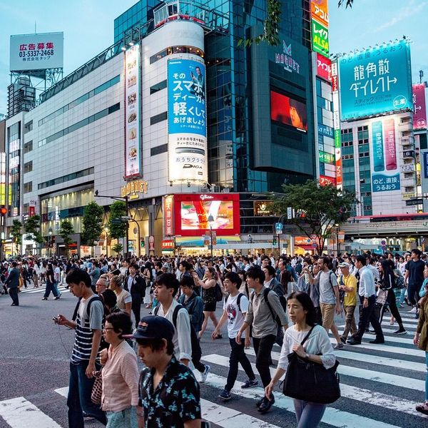 Voyage en Asie – Les quartiers animés de Shibuya et Shinjuku à Tokyo, une première immersion urbaine avec l'assistance de notre agence locale.