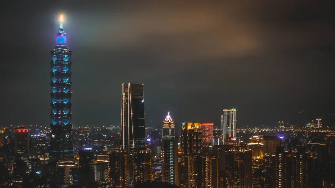 Tour Taipei 101 et la ligne d'horizon environnante à Taipei, Taïwan..jpg
