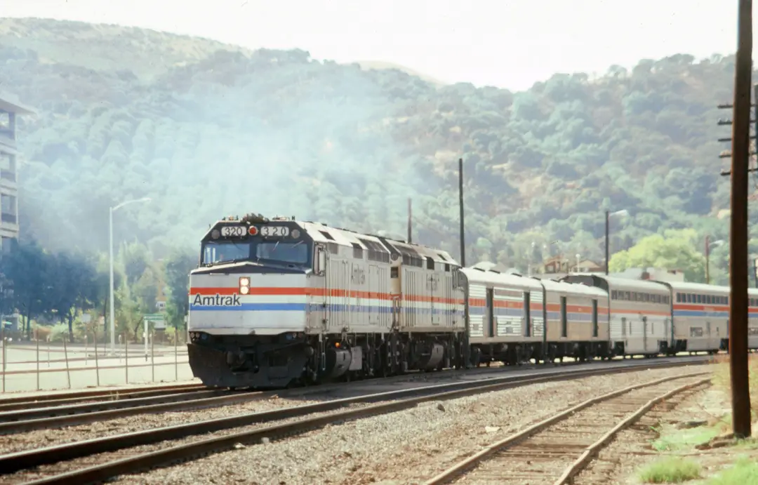 Train Amtrak traversant Martinez avec des collines pittoresques