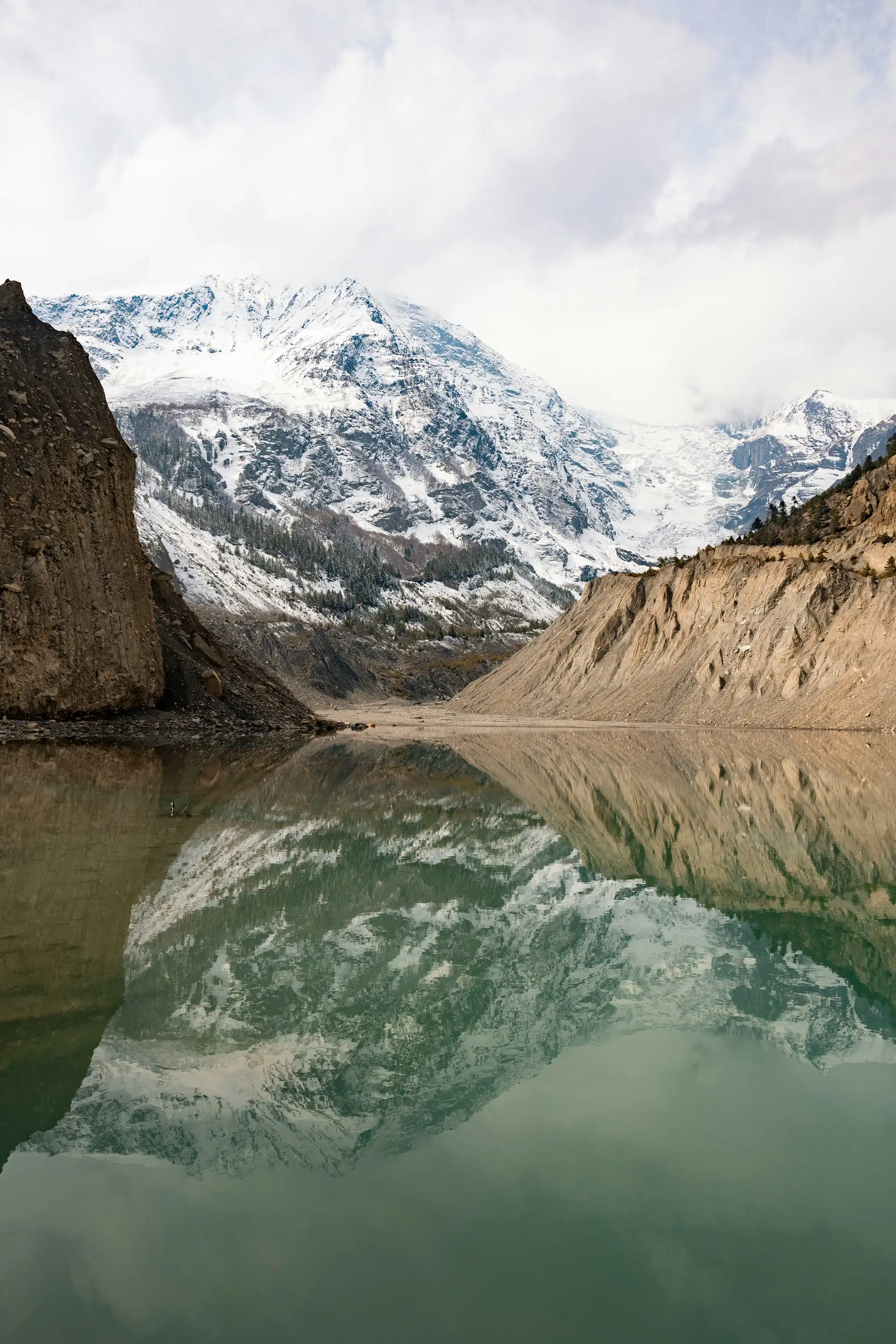 Voyage en Asie — Montagnes enneigées de l'Himalaya se reflétant dans un lac glaciaire, un trek immersif et responsable — Shanti Travel