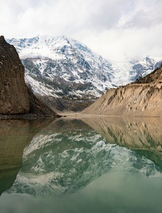 Voyage en Asie — Montagnes enneigées de l'Himalaya se reflétant dans un lac glaciaire, un trek immersif et responsable — Shanti Travel