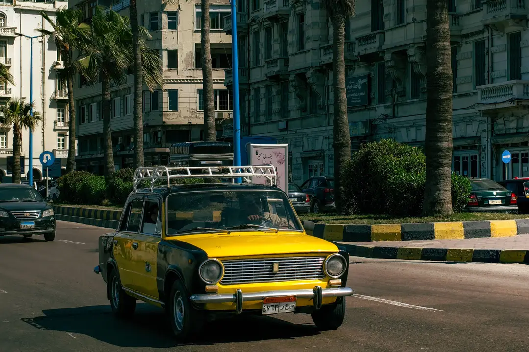 Un taxi jaune et noir sillonne les rues d’Alexandrie.