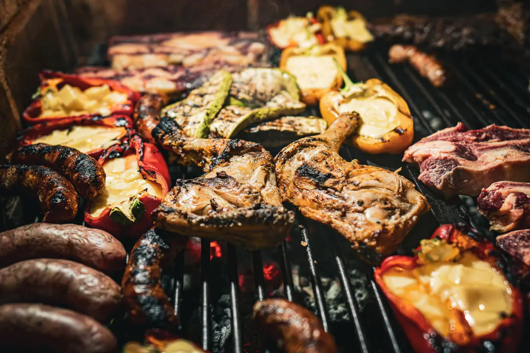 Barbecue avec variété de viandes et de légumes