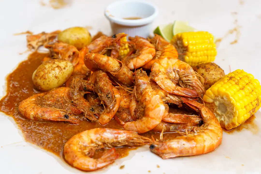Bouillon de crevettes aux épices cajun, pommes de terre et maïs.