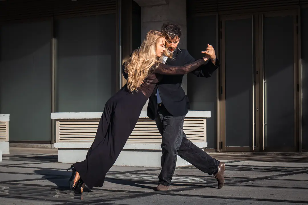 Un couple danse le tango en plein air à Buenos Aires
