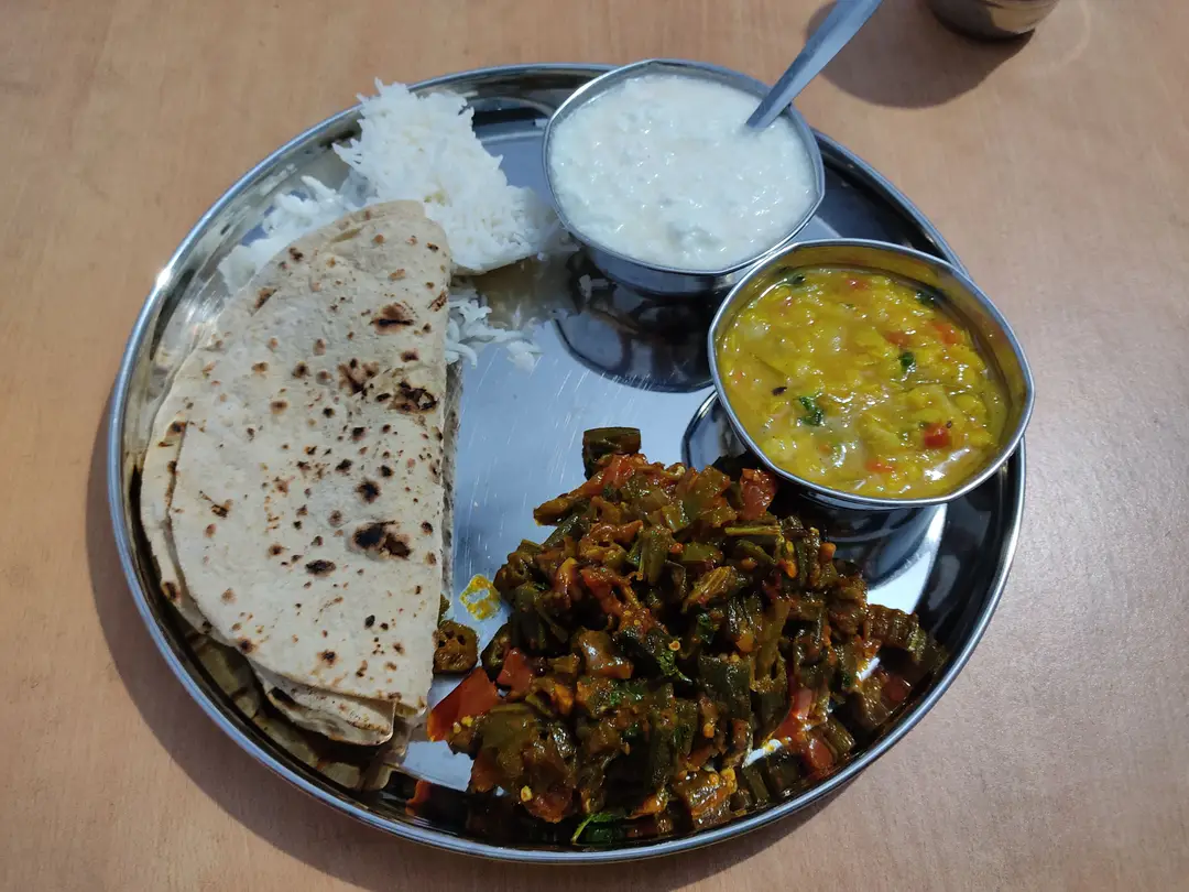 Plat traditionnel composé de chapati, de riz, de dal, de gombo et de yaourt. Un repas végétarien traditionnel