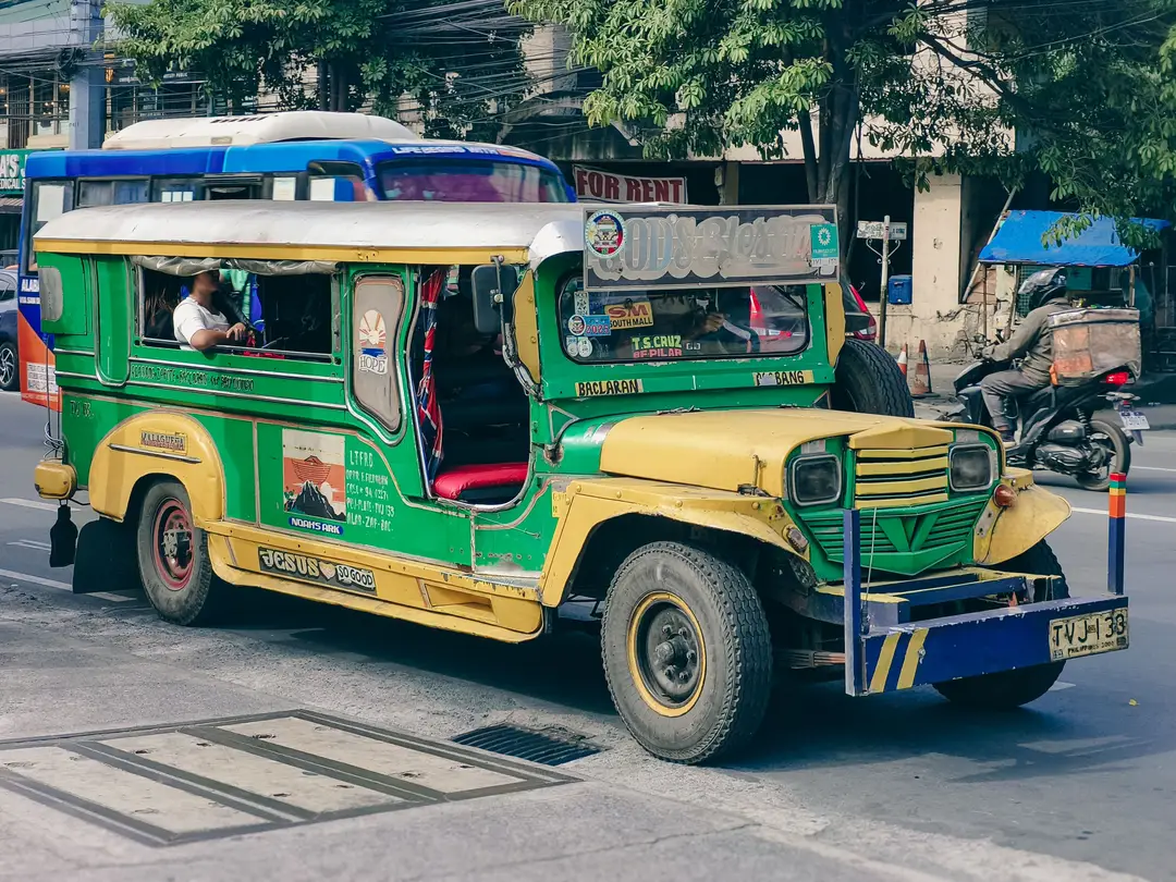 Un jeepney philippin emblématique est stationné dans une rue urbaine animée