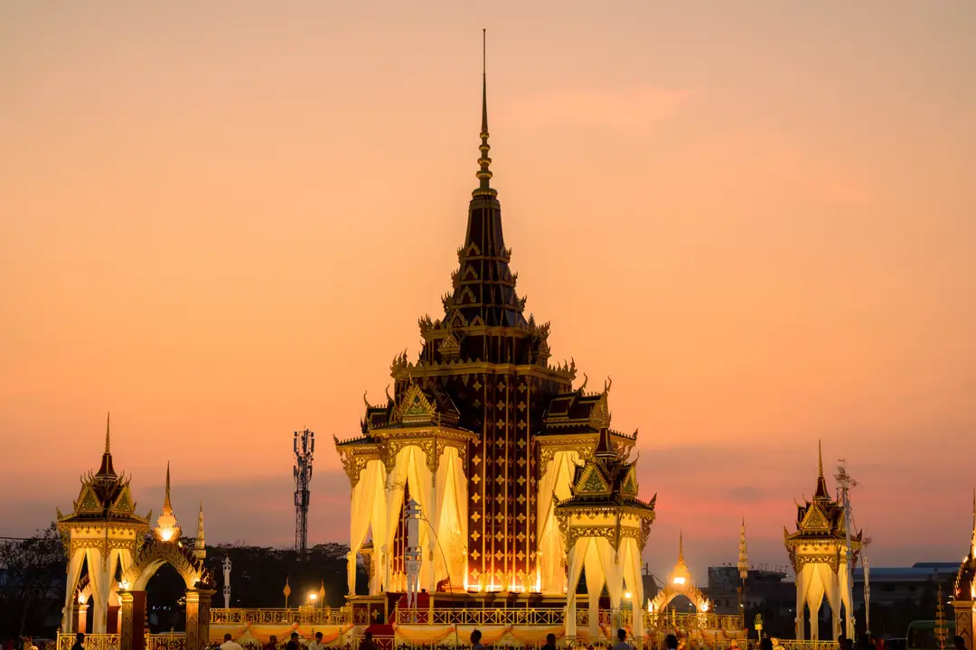 Un magnifique coucher de soleil sur l'architecture cambodgienne ornée de Battambang