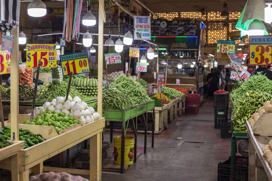 Étals de produits frais dans un marché couvert de Mexico.