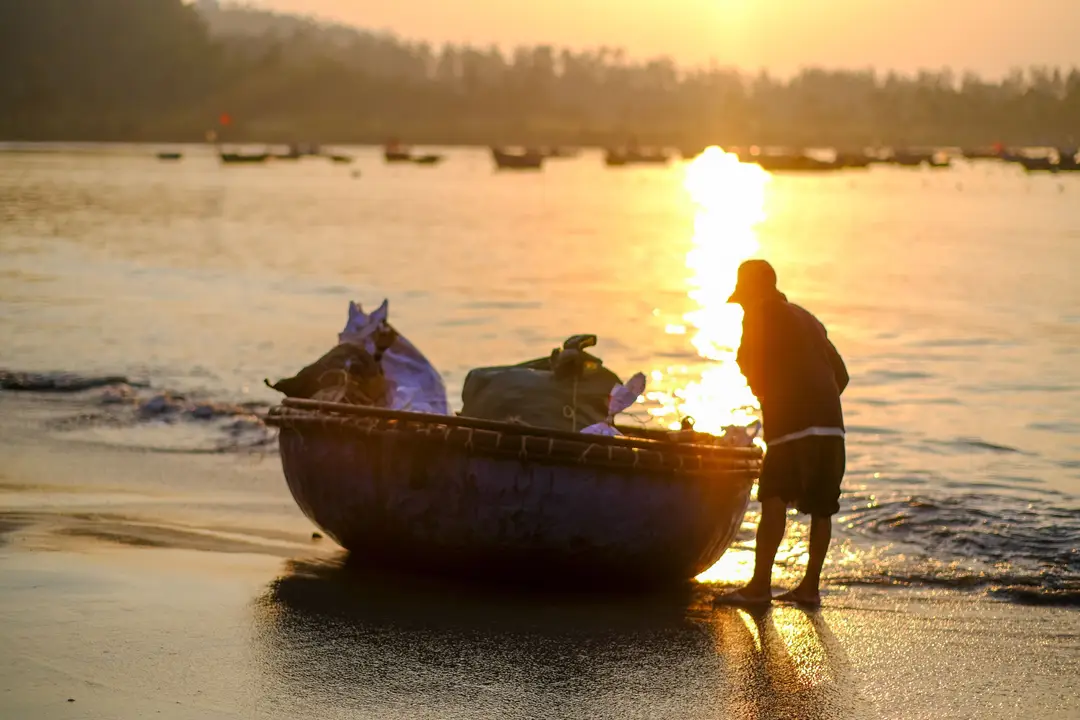 Un pêcheur sur la plage de My Khe au lever du soleil, à Da Nang, au Vietnam.